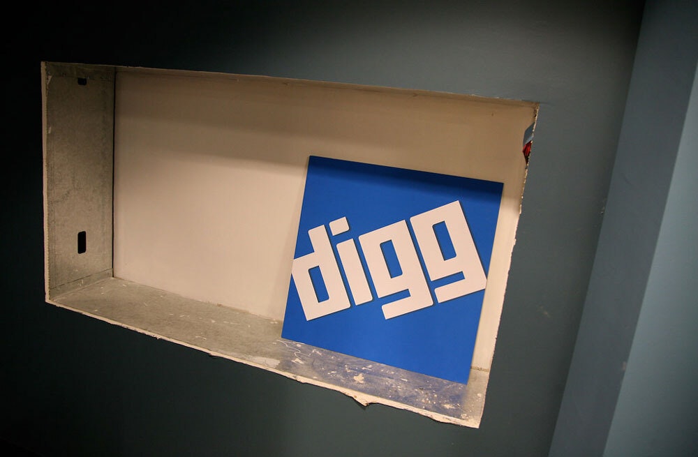 Digg HQ Sign